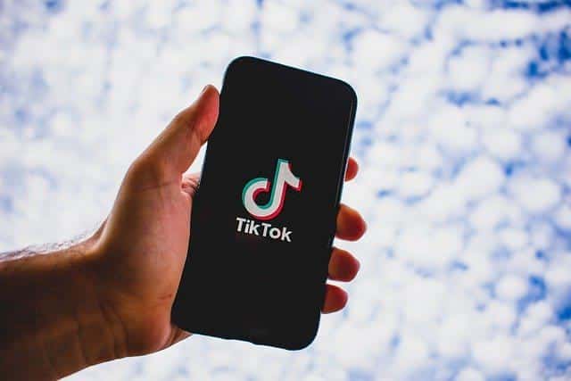 TikTok смартфон фото