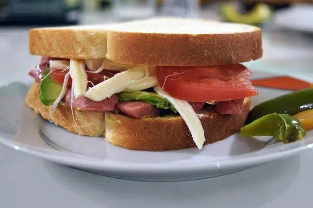 диетический бутерброд овощи фото