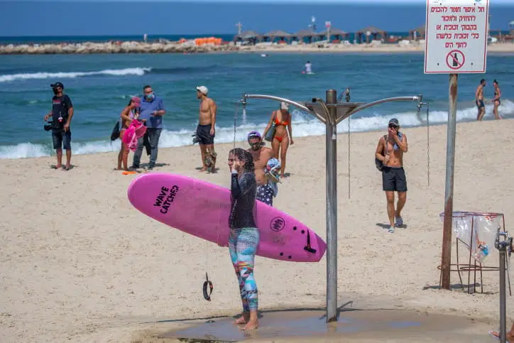 Израильтяне на пляже в Тель-Авиве фото