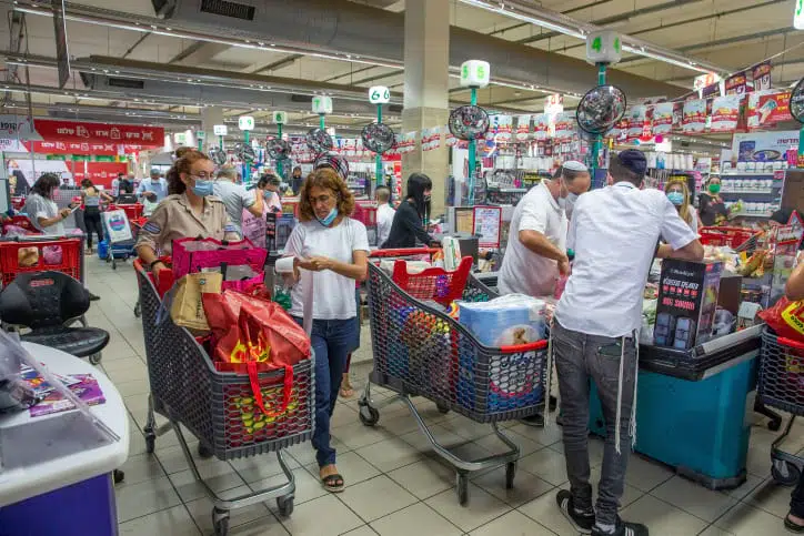 Израильтяне в супермаркетах перед всеобщим карантином фото