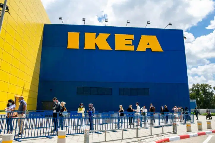 Израильтяне возле магазина IKEA фото