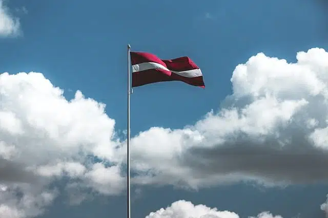 Латвийский флаг фото