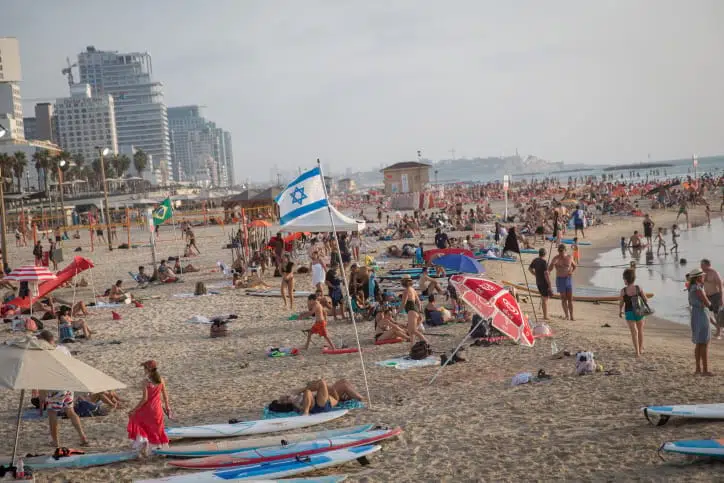 Врачи борются за жизнь израильтянина, едва не утонувшего на пляже в Бат-Яме 14.05.2024