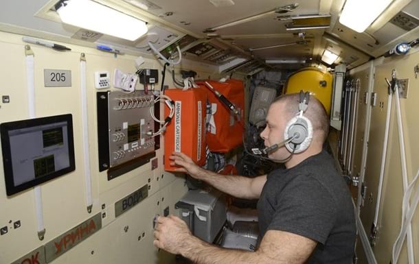 Российские космонавты на борту МКС фото
