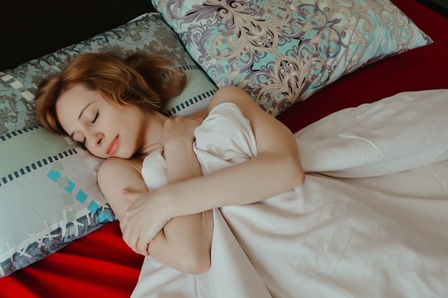 девушка спит в постели фото
