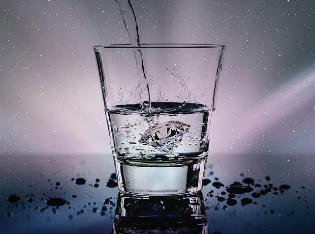 вода льется в стакан фото