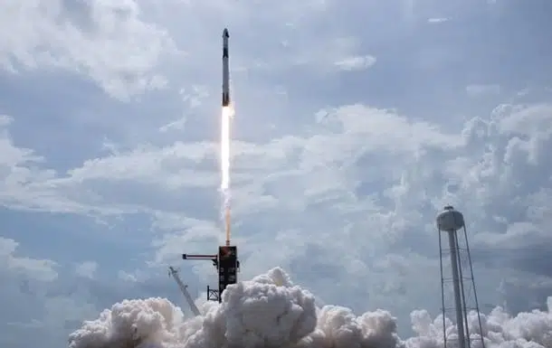 Запуск ракеты Falcon 9 фото