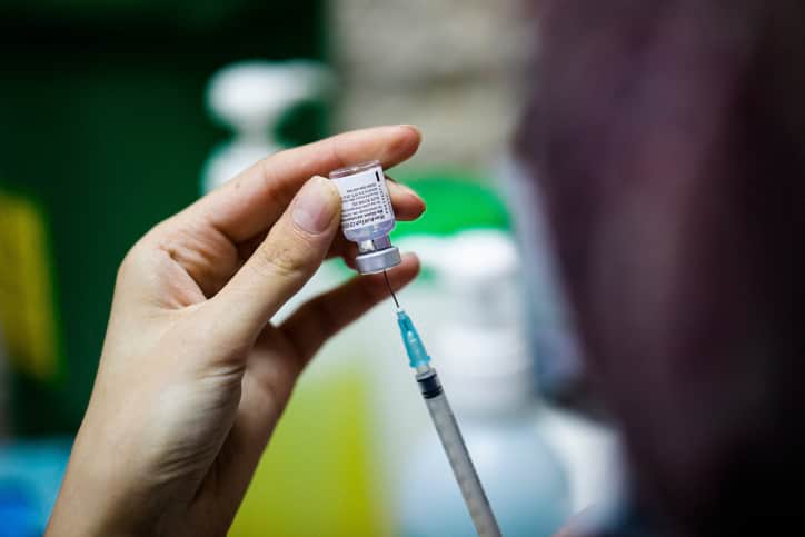 Ученые рассказали, почему у людей возникаю побочные эффекты от вакцинации