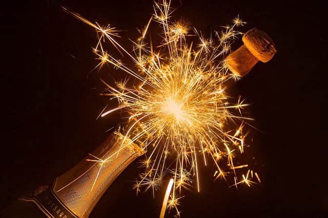 Новый год 2021 шампанское бенгальские огни фото