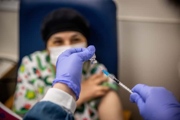 В минздраве объявили о начале нового этапа вакцинации от коронавируса
