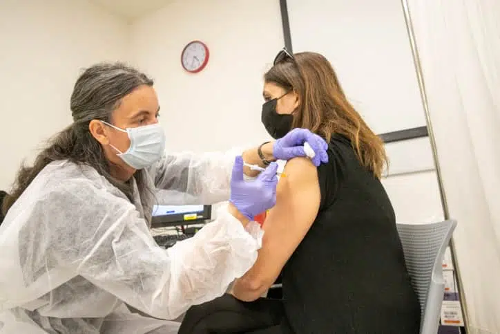Вакцинация в Израиле фото