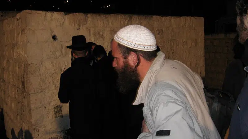 Паломники посещают гробницу Иосифа фото