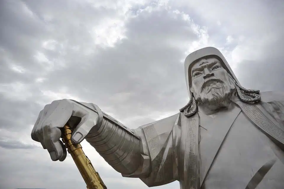 Статуя Чингисхана фото
