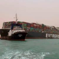 Контейнеровоз, застрявший в Суэцком канале фото