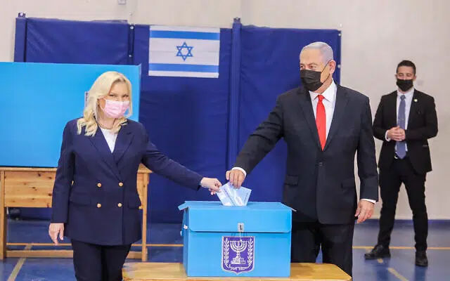 Сара и Биньямин Нетаниягу голосуют на выборах фото