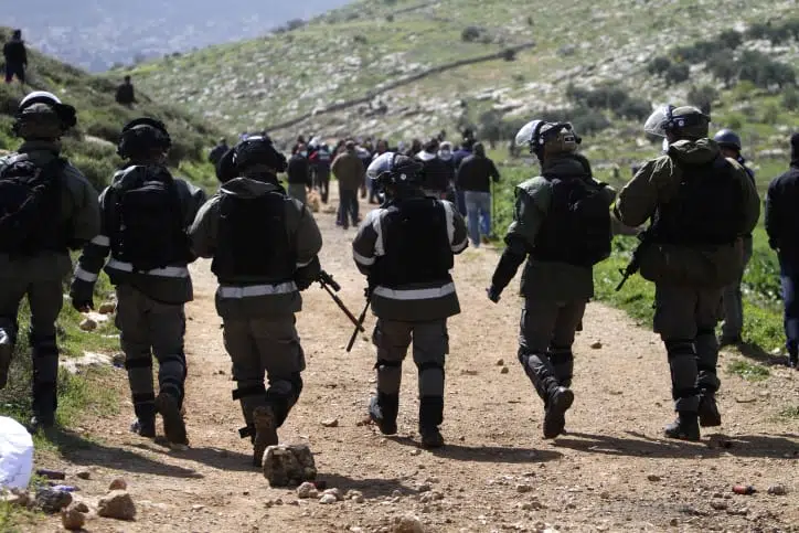 Столкновения палестинцев и солдат ЦАХАЛа фото