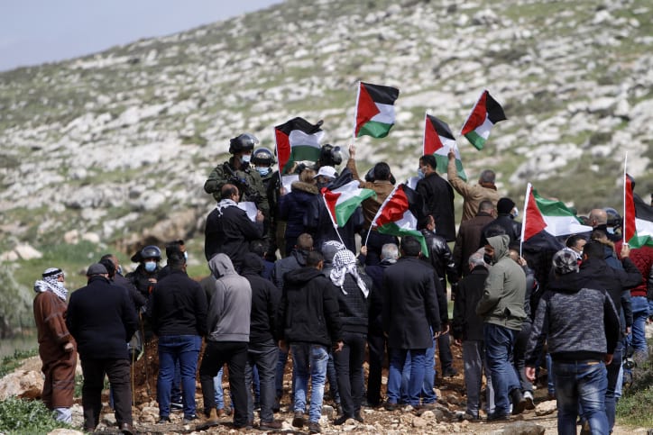 Столкновения палестинцев и солдат ЦАХАЛа фото