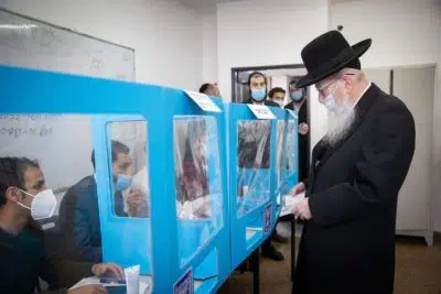 Яков Лицман голосует на выборах фото