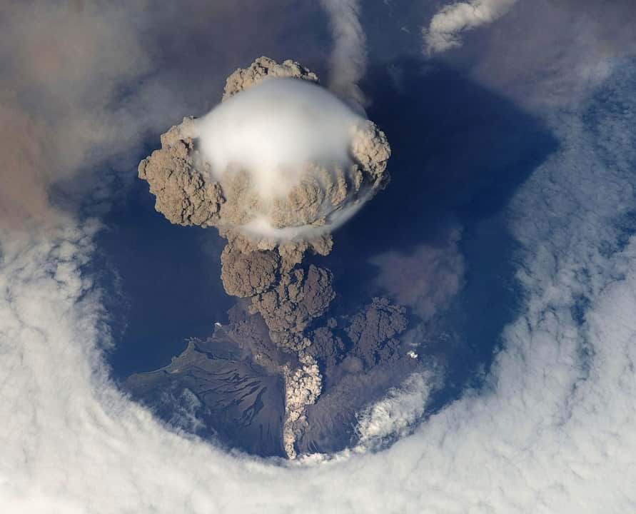 Извержение вулкана фото