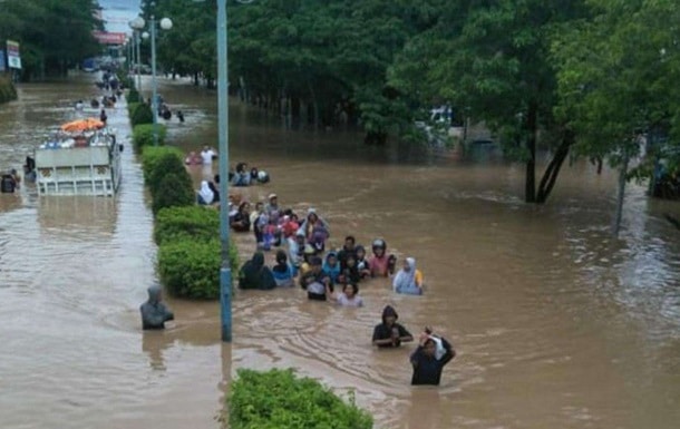 Наводнение в Индонезии фото