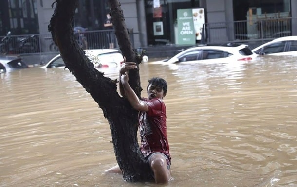 Наводнение в Индонезии фото