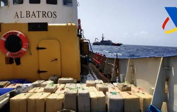 В Испании задержали судно с тоннами наркотиков фото
