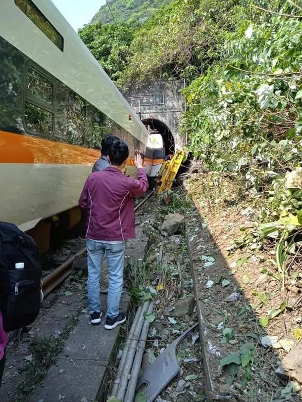Железнодорожная авария на Тайване фото