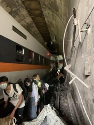 Железнодорожная авария на Тайване фото