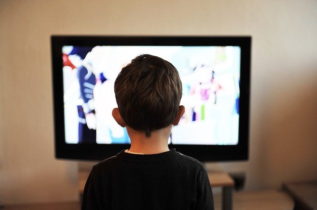 телевизор ребенок фото