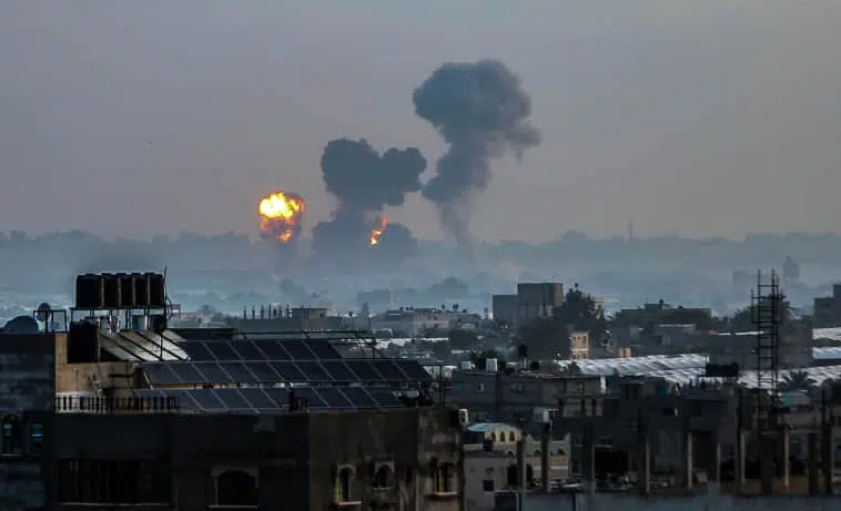 ВВС Израиля наносит ракетный удар по целям ХАМАС фото