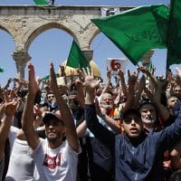 Палестинцы с флагами ХАМАСа фото