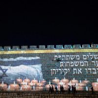 Траурная анимация на стенах Старого города фото