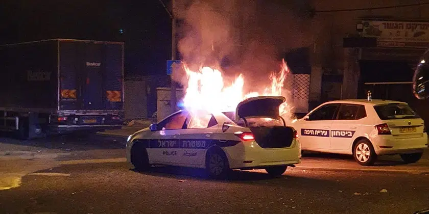 В Хайфе подожгли полицейский автомобиль фото