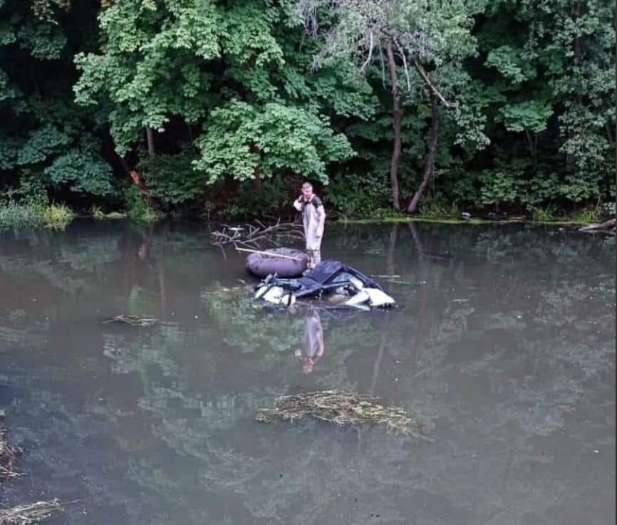 Сын крупного российского чиновника утопил в реке электрокар Tesla фото