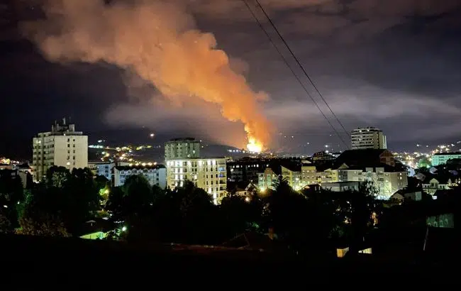 Взрывы на складах оружейной фабрики в Сербии фото