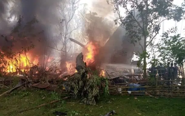 Крушение военного самолета на Филиппинах фото