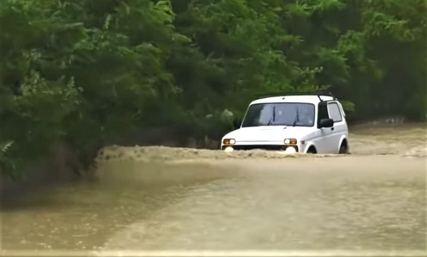 Почему вода переворачивает изображение