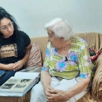 израильская молодежь помогает пожилым репатриантам справиться с пандемией