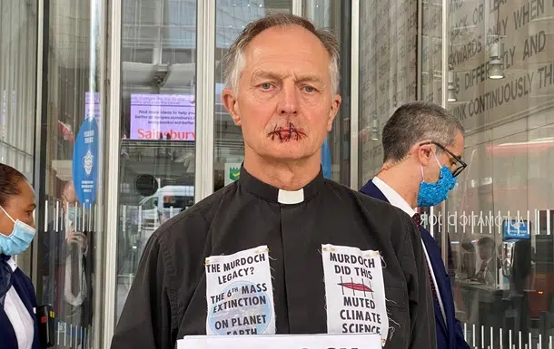 Британский священник зашил себе рот фото
