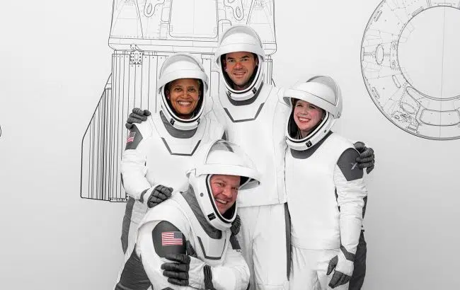 Члены экипажа туристической мисии SpaceX фото
