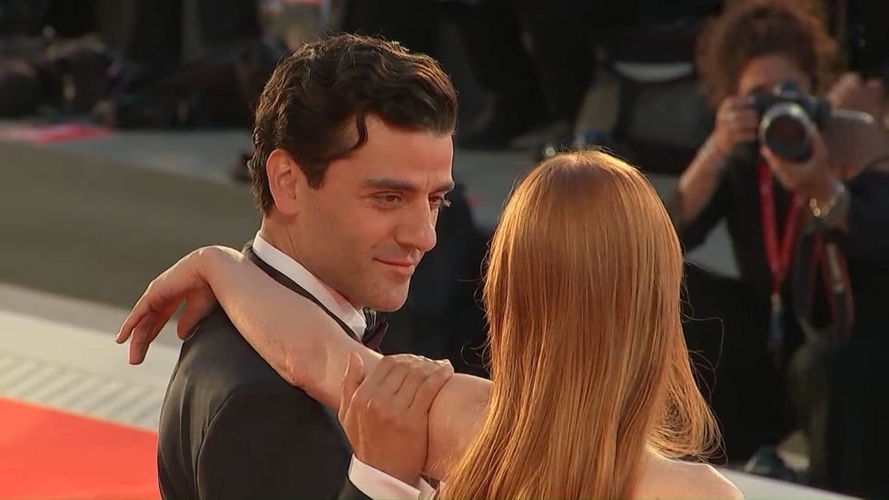 Оскар Айзек поцеловал руку Джессики Честейн на Венецианском кинофестивале -  Cursorinfo: главные новости Израиля и мира