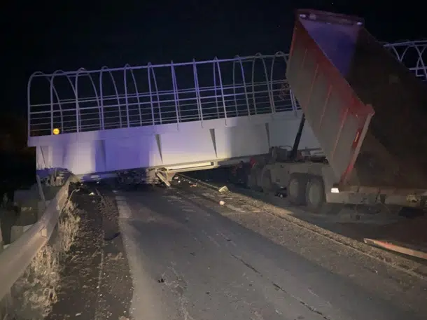 В России пешеходный мост обрушился на трассу фото