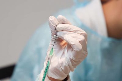 Израильские эксперты рекомендуют прививаться четвертой дозой вакцины лицам, старше 18 лет