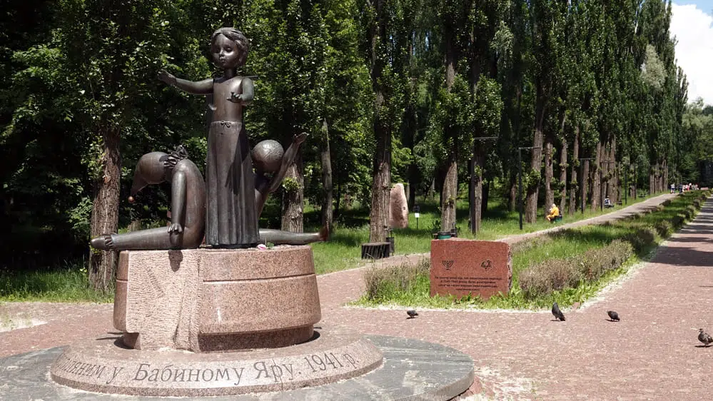 Памятник жертвам трагедии в Бабьем Яру фото