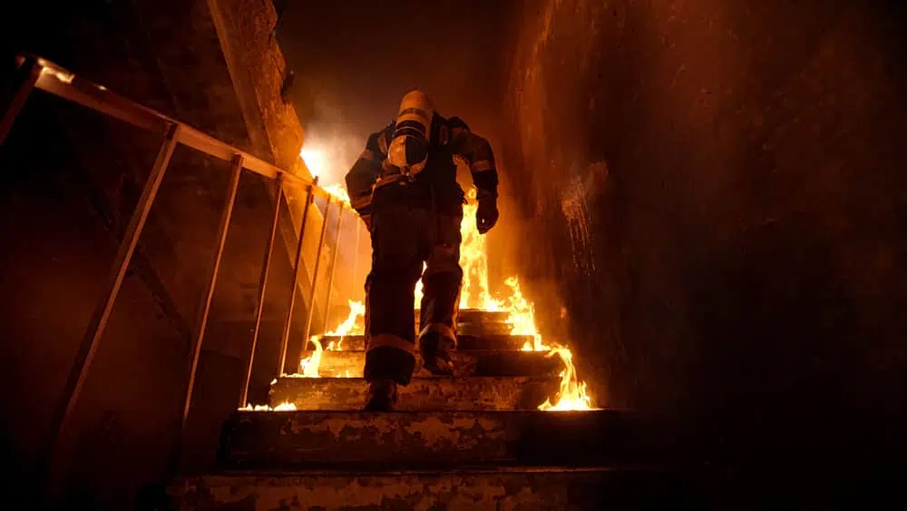 Спасатель в горящем доме взрыв фото