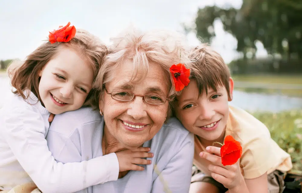 Бабушка с внуками фото