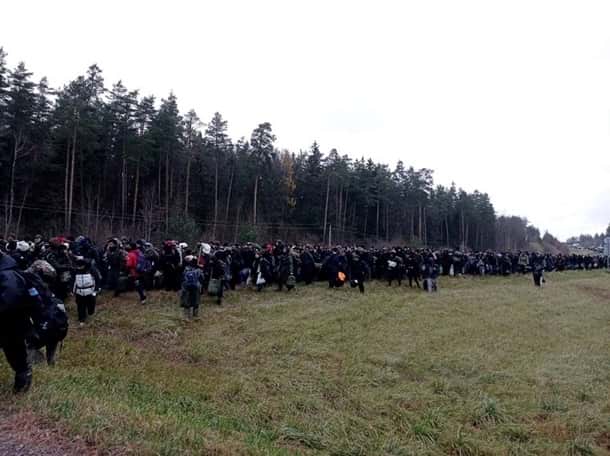 Мигранты направляются к польской границе фото