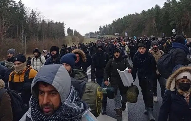 Сотни мигрантов направляются к границе с Польшей фото