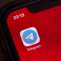 Telegram иконка приложения на смартфоне фото