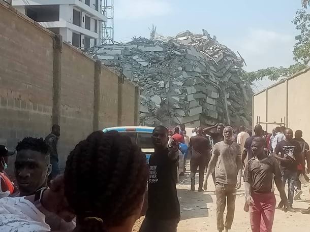 В Нигерии обрушилось 21-этажное здание фото
